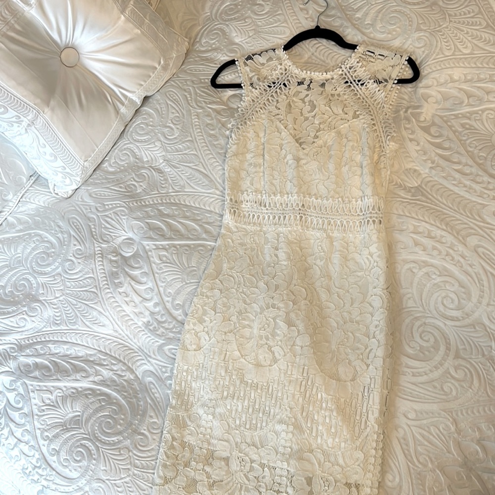 White lace dress. Size medium. Great condition